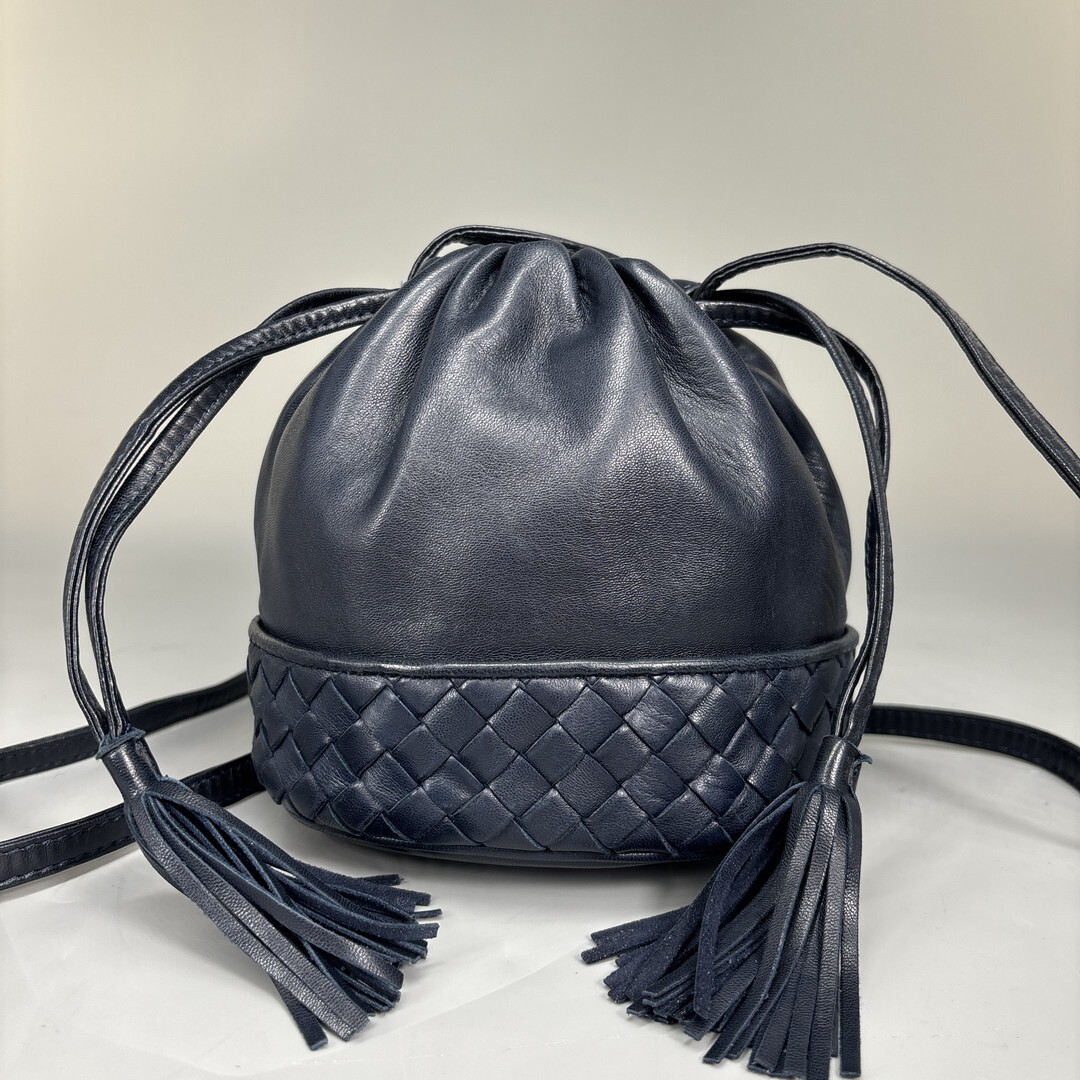 極美品 BOTTEGA VENETA ボッテガヴェネタ イントレチャート ショルダーバッグ 巾着バッグ タッセルチャーム 巾着 ネイビー レディース拍卖
