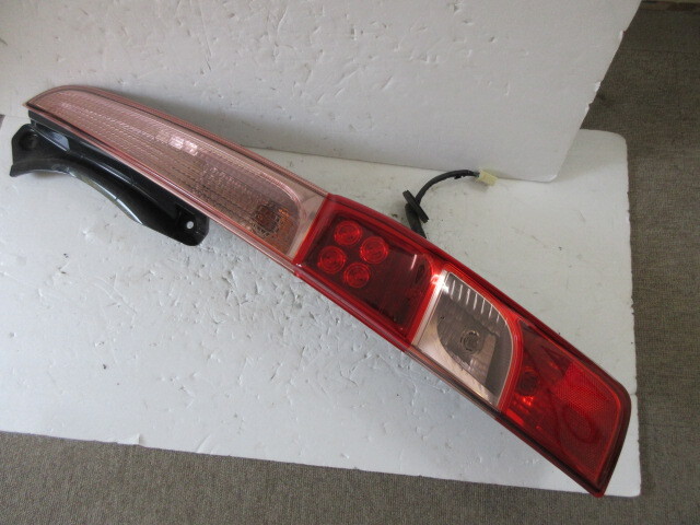 送料無料★ ダイハツ ムーヴカスタム L185S 右 テールライト コイト220-51059 管番1025オフィ扉拍卖