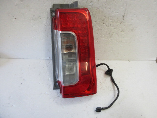 送料無料★ ダイハツ タント DBA-LA610S タイプL コイト220-51391 右 テールライト 管番1025プレ拍卖
