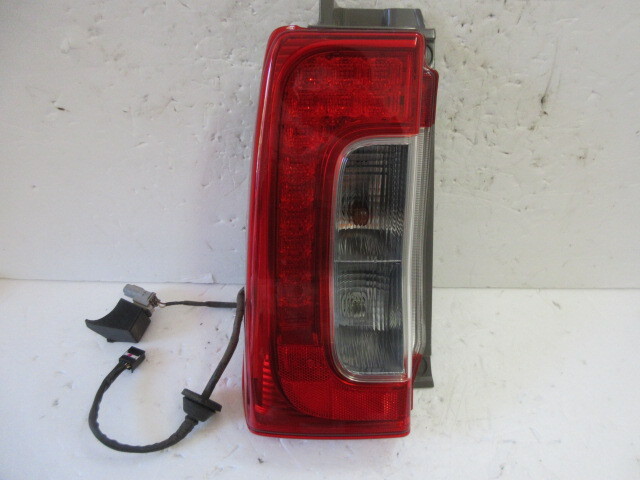 送料無料★ ダイハツ タント DBA-LA610S タイプL コイト220-51391 左 テールライト 管番1025プレ拍卖