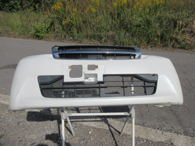 送料無料★ ダイハツ ムーヴLA100S 色番W24 フロントバンパー 管番1025拍卖