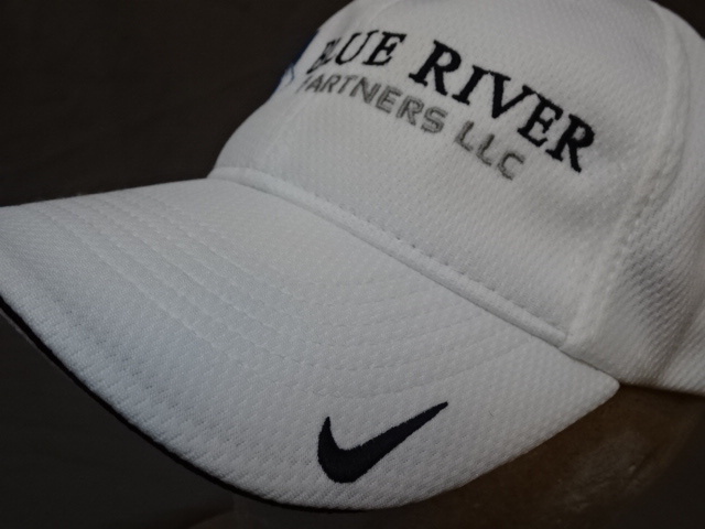 激レア USA購入【NIKE GOLF】製 アメリカ企業モノ テキサス州 金融サービス会社【Blue River Partners, LLC】ロゴ刺繍入りキャップ 未使用拍卖