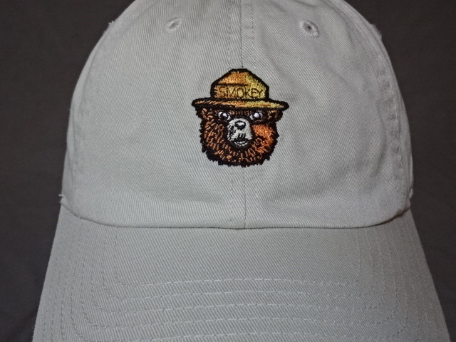激レア USA購入【American Needle】製 アメリカ 人気キャラクター スモーキー ベア【SMOKEY BEAR】ロゴ刺繍入りキャップ ベージュ 中古良品拍卖