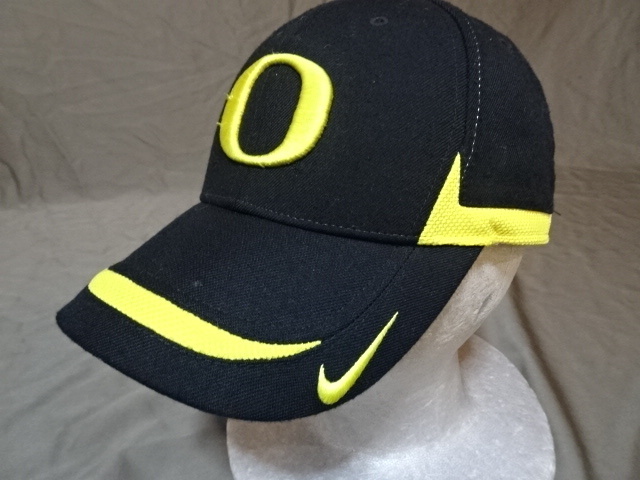 激レア USA購入 ナイキ 【NIKE】製 USカレッジ オレゴン大学ダックス【OREGON DUCKS】スウォッシュ【O】ロゴ刺繍入り キャップ 中古品拍卖
