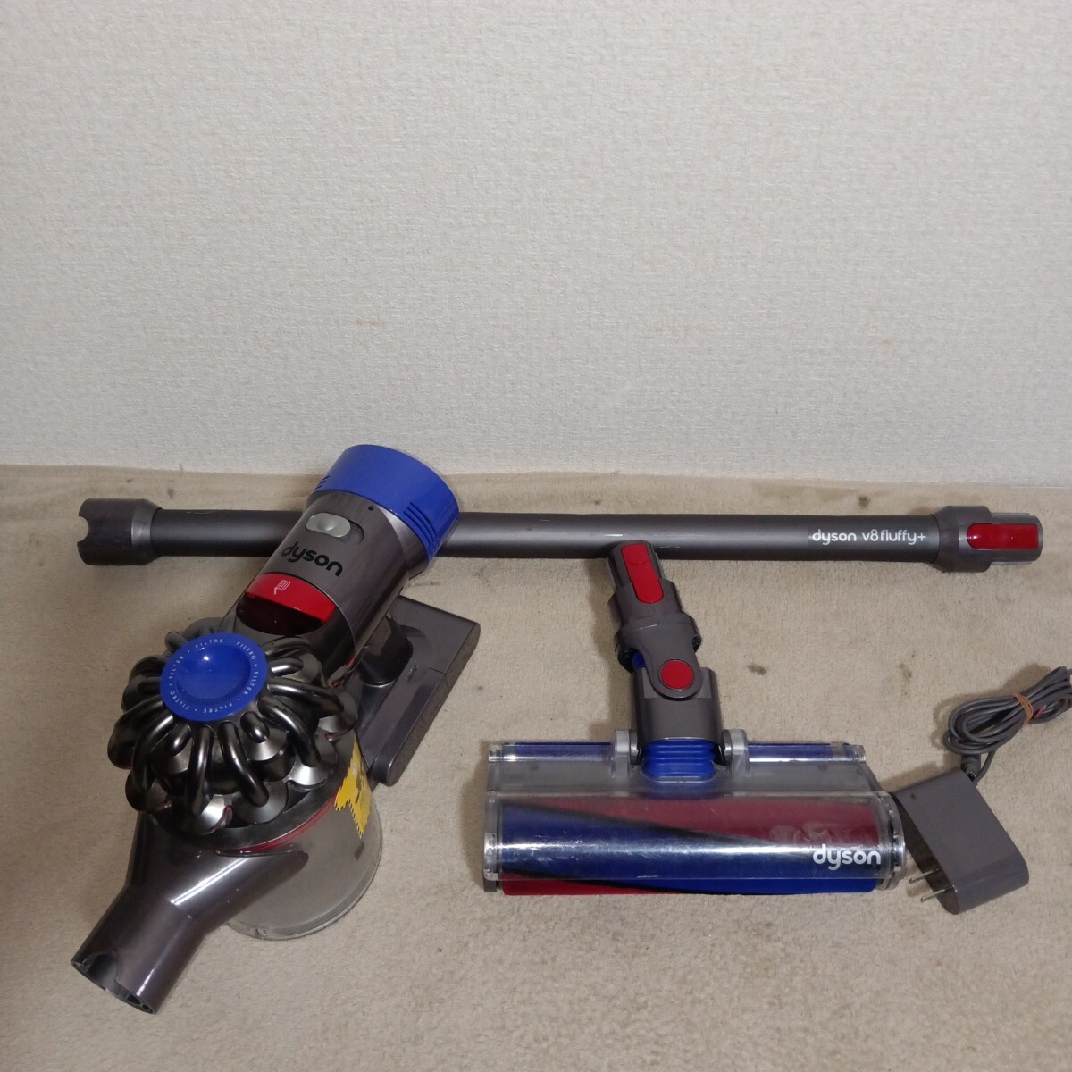 dyson ダイソン コードレスクリーナー SV10 V8 サイクロン 掃除機拍卖