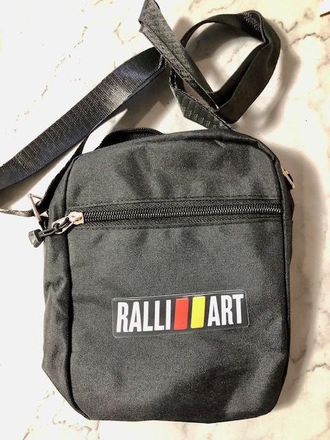 送料無料!さり気なく目立つ!ラリーアート RALLI///ARTロゴ 小型軽量ポーチ・ポシェット スマホ入れ ランエボ デリカ パジェロ拍卖