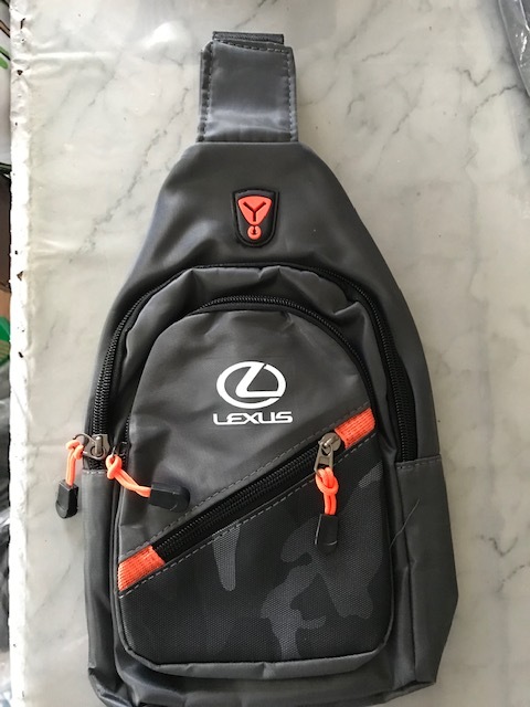 さり気なく目立つ!レクサス LEXUSロゴ グレー 軽量ボディーバッグ LC500 LS500 IS500 RCF LBX RX500 UX200 RX570 ES300拍卖