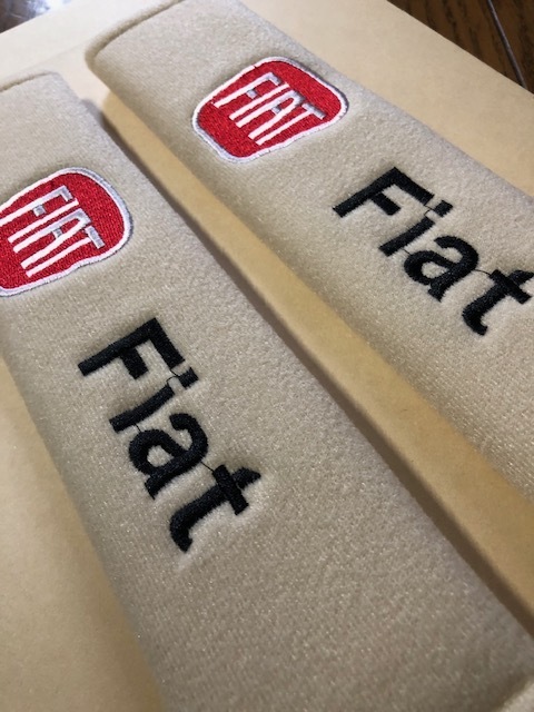 送料無料! 目立つ? フィアット FIATロゴ アイボリー色シートベルトカバー 500 チンク 5000 拍卖