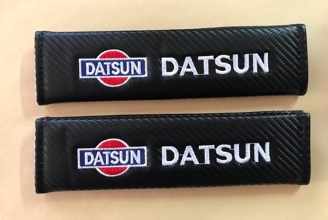 DATSUN ダットサンロゴ刺繍カーボン調シートベルトパッド 送料無料 ヨンメリ ハコスカ S30 ダットラ 510ブル ローレル サニー拍卖