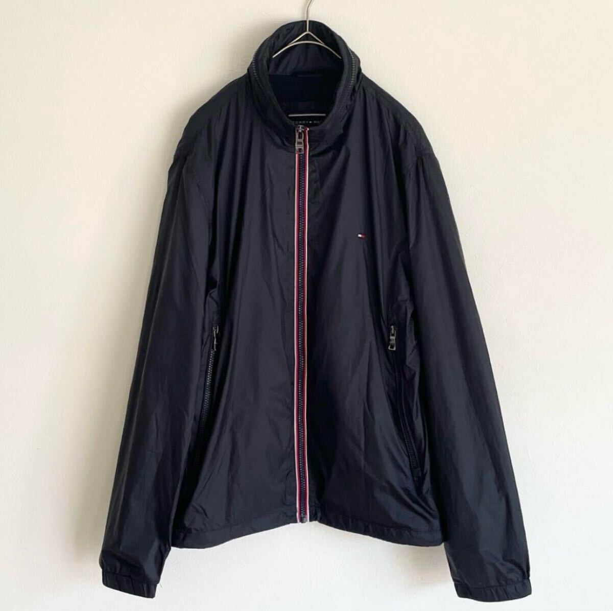 【美品】TOMMY HILFIGER トミーヒルフィガー ナイロンパーカー ジップアップ ロゴ刺繍 薄手 軽量 ブルゾン 古着 ジャケット アウター拍卖