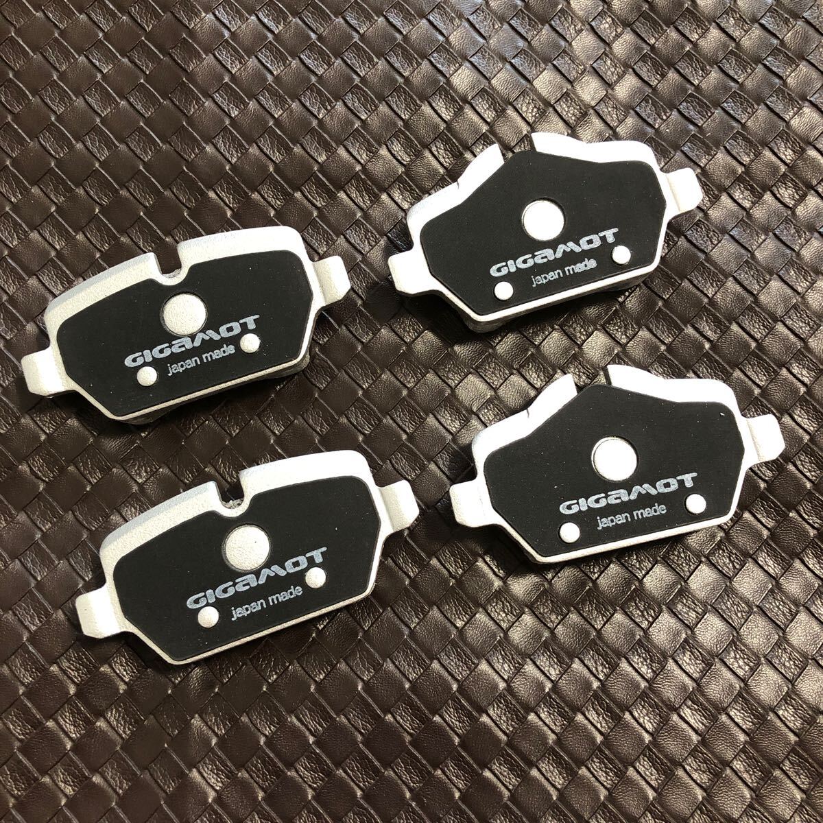 50912UPG220 送料無料 GIGAMOT 低ダストブレーキパッド BMW ミニ クロスオーバー R60 リアブレーキパッド MINI 51576 新品拍卖