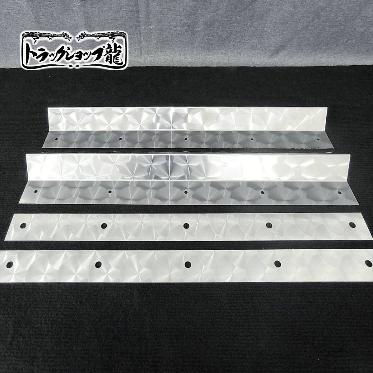 新品即納!ステンレス製 大型車用 600幅 ウロコ柄 泥除け 巻込み防止板 フェンダー延長ステー2枚セット トラックパーツ デコトラ S0736S拍卖