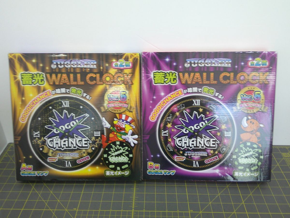 32 送80サ 1104YB13 ジャグラー 蓄光 WALL CLOCK 掛け時計 ver.5 2種セット 未開封拍卖