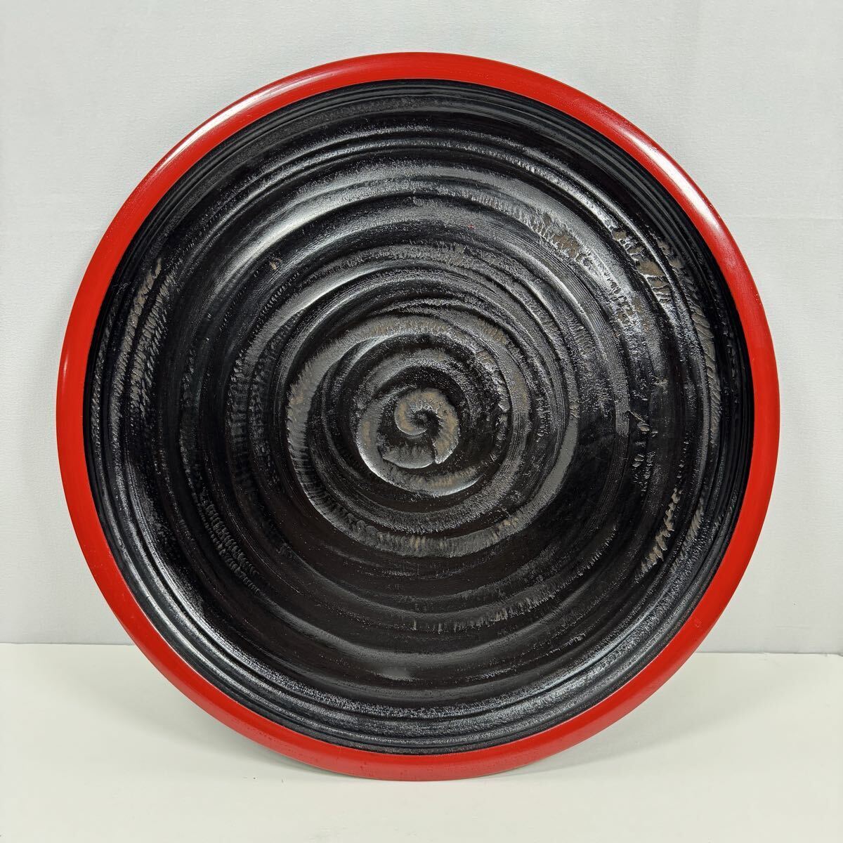 木製 盛器 丸盆 φ36cm 黒赤 螺旋デザイン 新和美工 漆器 トレイ 伝統工芸 和モダン インテリア s6拍卖