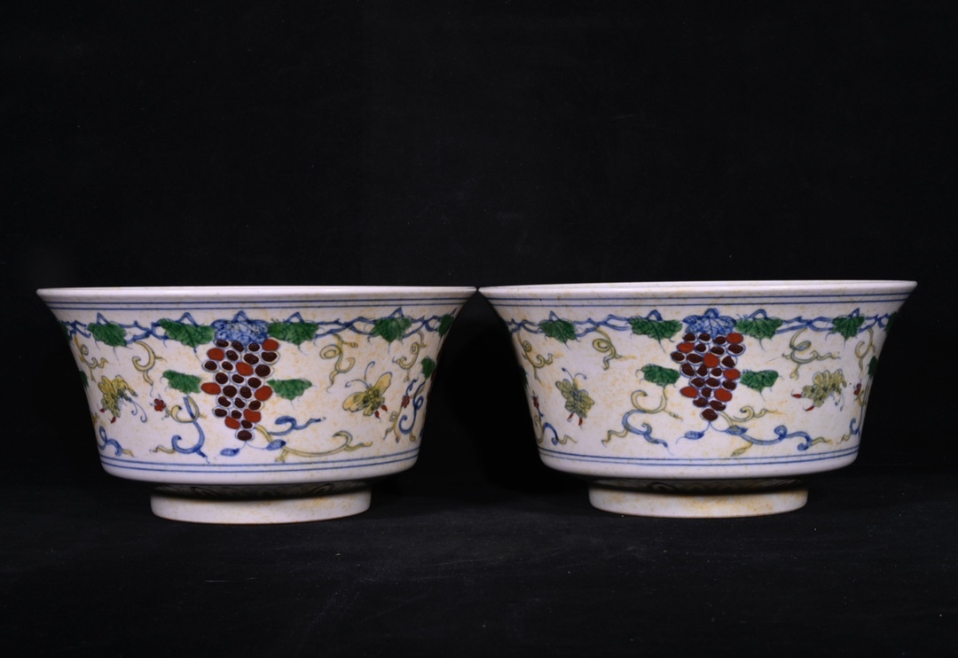 館蔵 明代 成化 紅胎 葡萄紋 碗 一対 古陶瓷品 陶藝 古董品 時代物 賞物 貴重 稀少珍品 中国古美術 古美味 蔵出拍卖