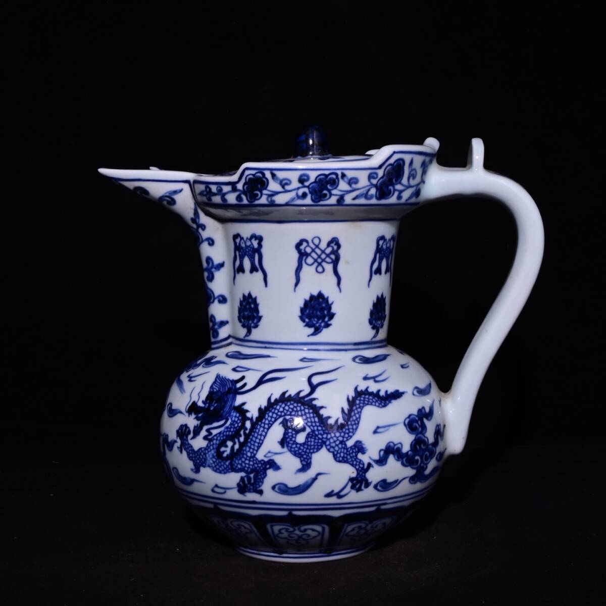 館蔵 明代 宣德 青花 龍紋 僧帽壺 古陶瓷品 陶藝 時代物 古置品 賞物 貴重 稀少珍品 中国古美術 古美味 蔵出拍卖