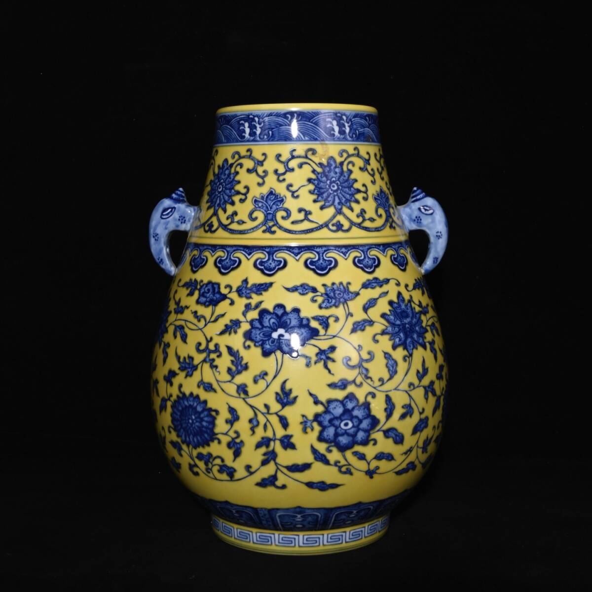 館蔵 清代 乾隆 青花 花卉紋 雙耳尊 古陶瓷品 陶藝 時代物 古置品 賞物 貴重 稀少珍品 中国古美術 古美味 蔵出拍卖