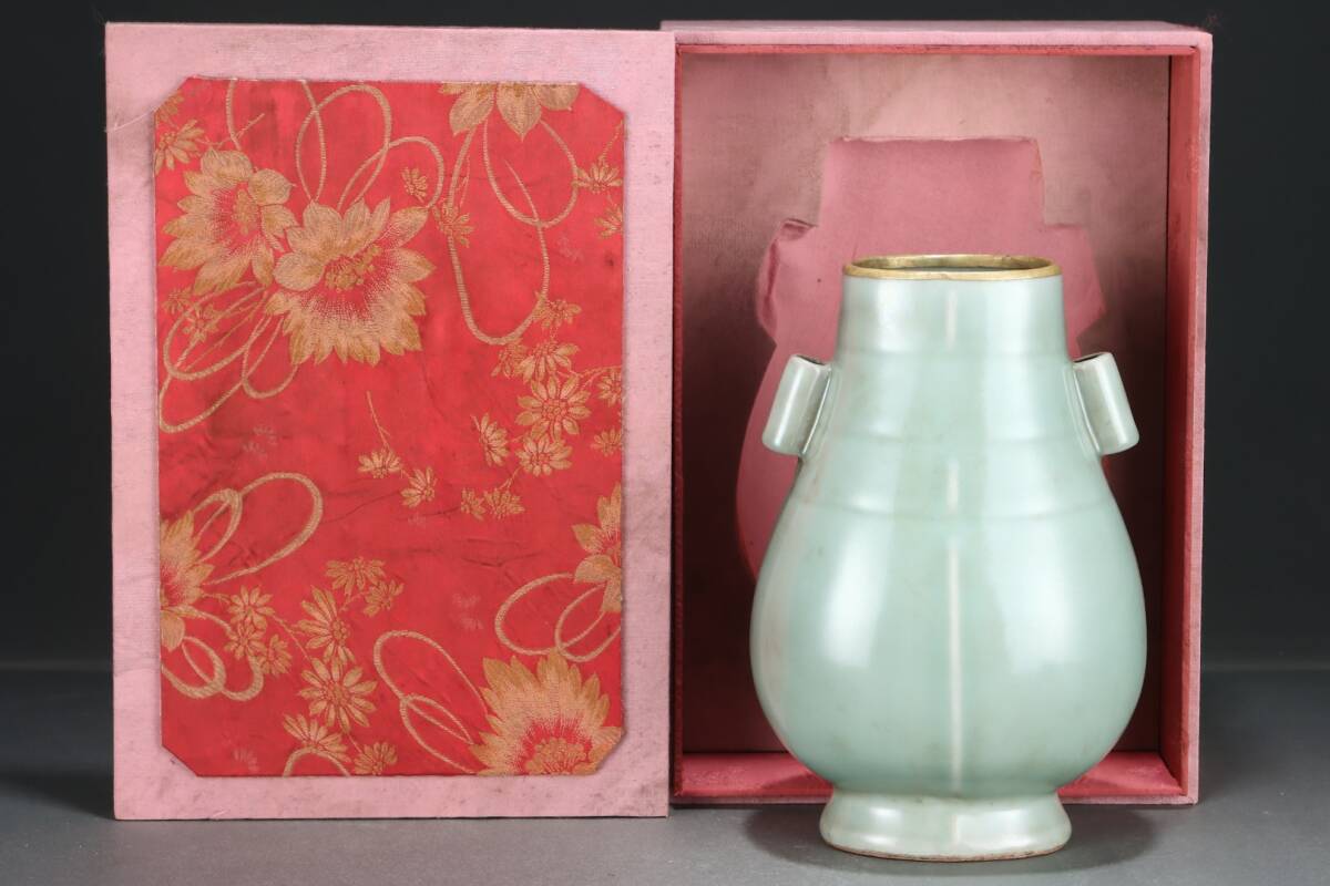 館蔵 宋代 龍泉 貫耳瓶 古陶瓷品 陶藝 古董品 時代物 賞物 貴重 稀少珍品 中国古美術 古美味 蔵出拍卖