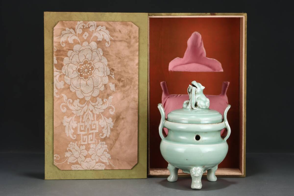 館蔵 宋代 龍泉 粉青釉 香炉 古陶瓷品 陶藝 古董品 時代物 賞物 貴重 稀少珍品 中国古美術 古美味 蔵出拍卖