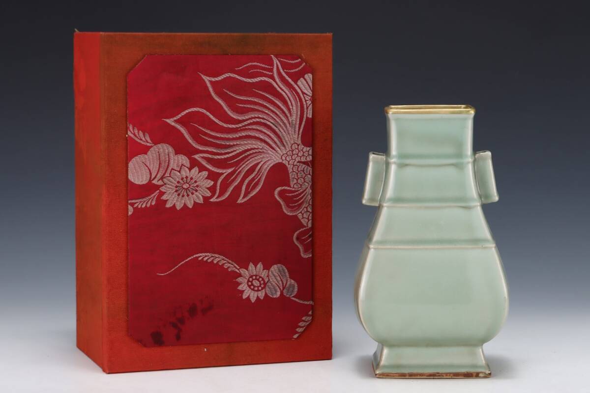 館蔵 宋代 龍泉 四方貫耳瓶 古陶瓷品 陶藝 古董品 時代物 賞物 貴重 稀少珍品 中国古美術 古美味 蔵出拍卖