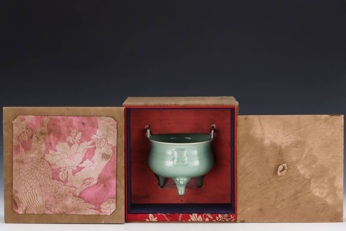 館蔵 宋代 龍泉 三足獣面炉 古陶瓷品 陶藝 古董品 時代物 賞物 貴重 稀少珍品 中国古美術 古美味 蔵出拍卖
