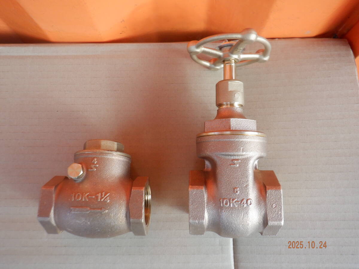 美品 2個まとめて TOYO 送料1500円 青銅製スイングチャッキバルブ 10K-1-1/4 KITZ キッツ 10K-40 砲金 ゲートバルブ ねじ込み形 スイング拍卖