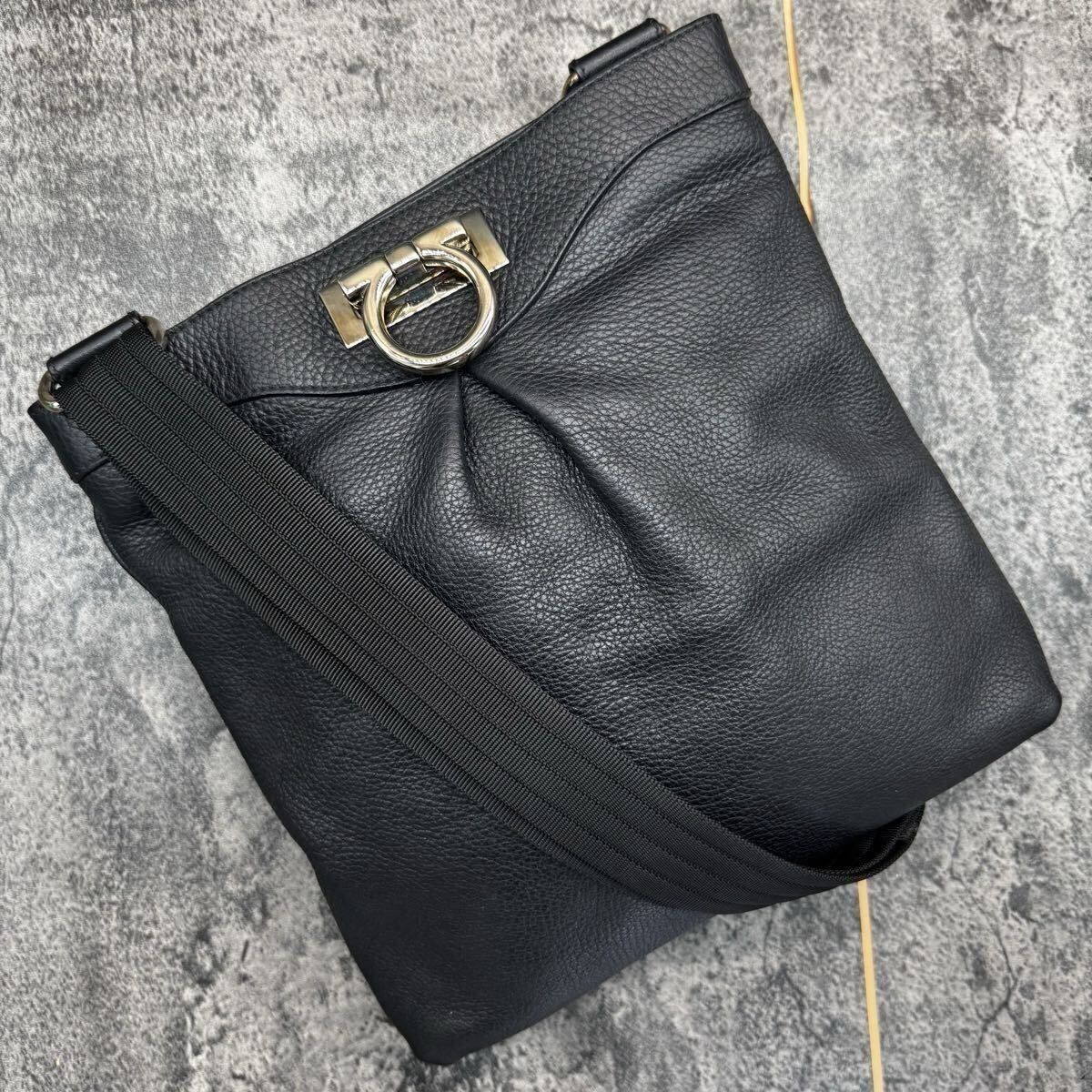 ■極美品■Salvatore Ferragamo フェラガモ ショルダーバッグ ガンチーニ サコッシュ メンズ ビジネス 斜め掛け レザー 本革 ブラック 黒拍卖
