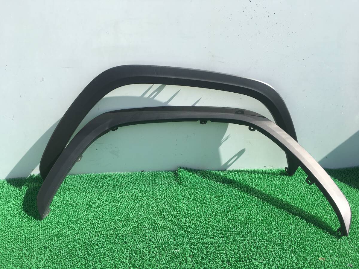 ランドクルーザー ランクル FJA300W VJA300W 純正 右 フロント フェンダーモール 【 75611-WY010 75601-WY010 】 (M011038)拍卖