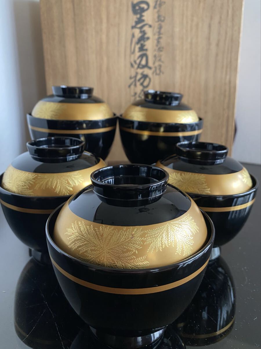 未使用品◆輪島塗忍紋様 黒塗吸物椀 五客揃 大向高州堂造 井波唯志作 共箱・黄袋付 金彩 しのぶ彫り 蒔絵 茶会席 汁椀 漆芸 蓋付椀拍卖
