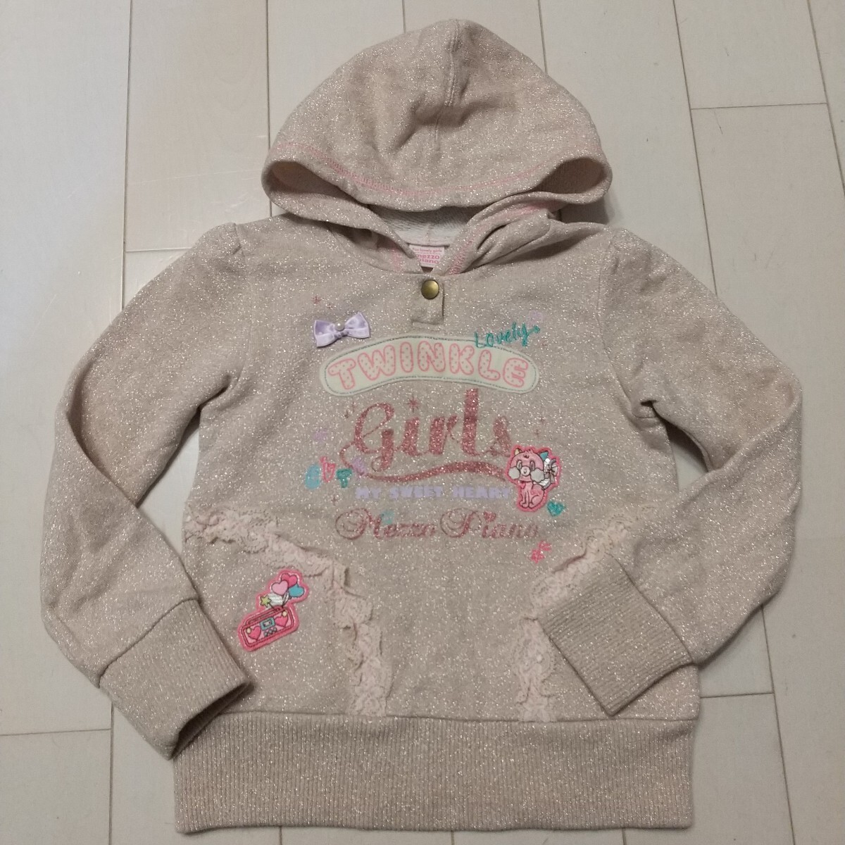 110 メゾピアノ ラメ パーカー ネコ ラジカセワッペン ピンクベージュ拍卖