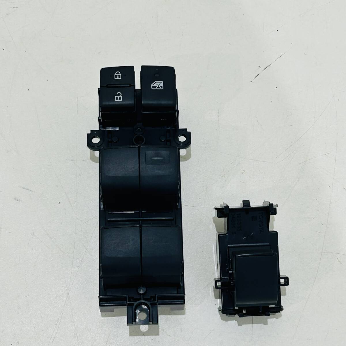 未使用 TOYOTA トヨタ パワーウインドスイッチ カローラクロス KL 84040-16030 PW集中スイッチ 保管品 NC1151 検M拍卖