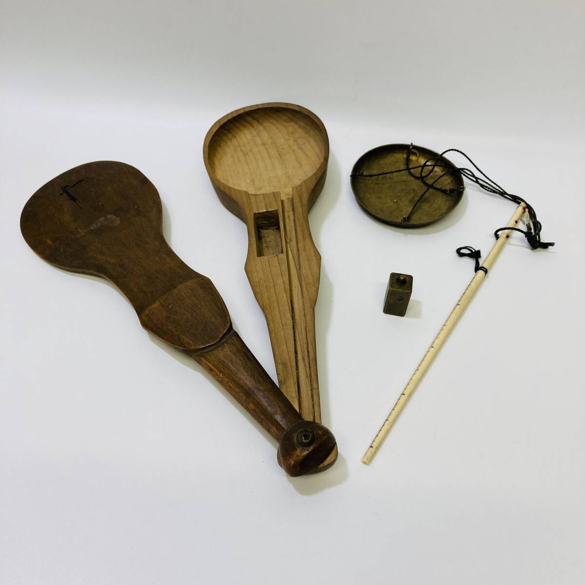 時代物 薬秤 生駒納戸 分銅 棒秤 竿秤 皿付き天秤 共箱 ケース 古道具 骨董 レトロ ビンテージ アンティーク 当時物 NC2319E拍卖