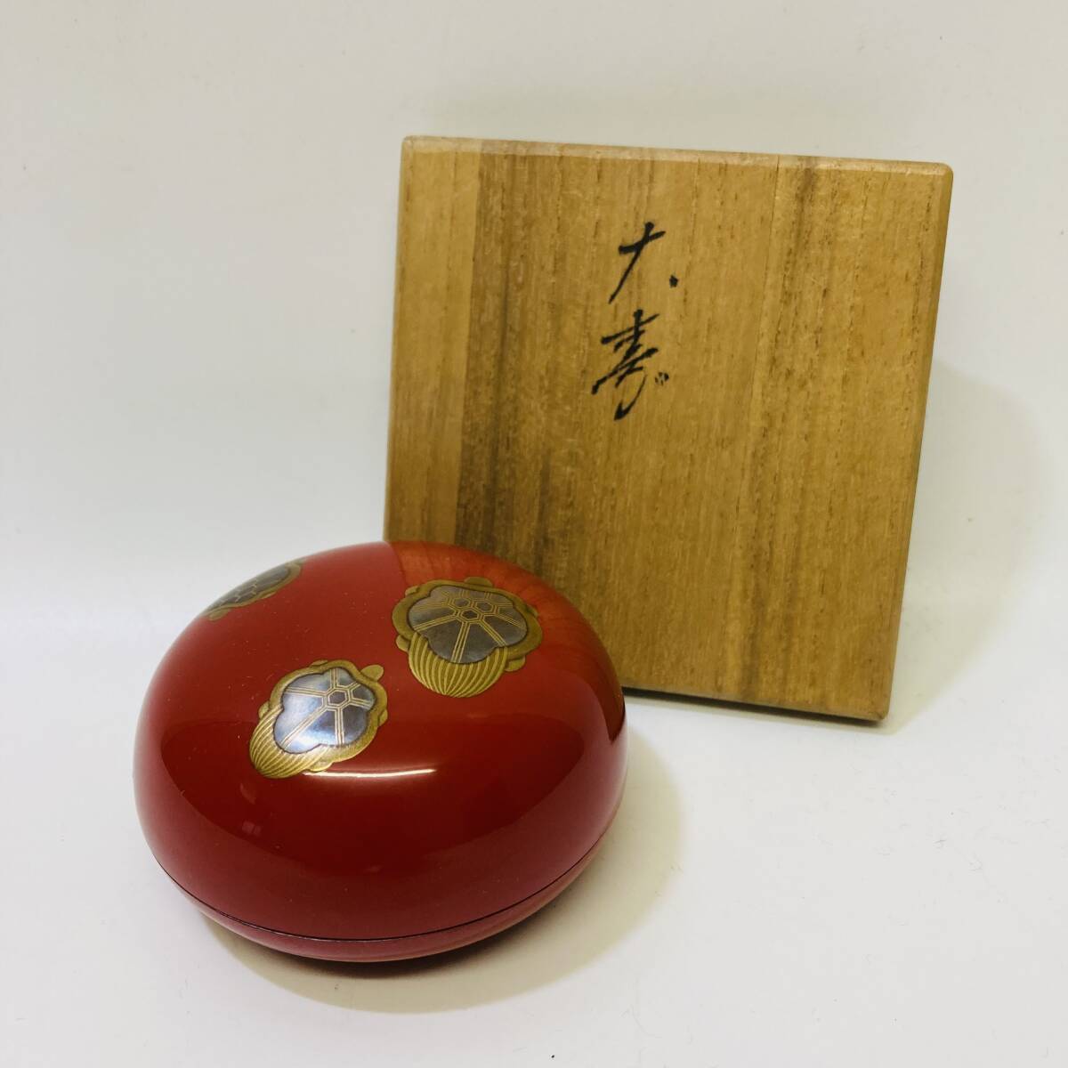 古漆器 赤漆 朱塗り 蒔絵 蓋物 作家物 木箱付 蓋付小物入 骨董品 漆工芸 古道具 茶道具 直径約6.7cm 高さ約3.5cm NC2378E拍卖