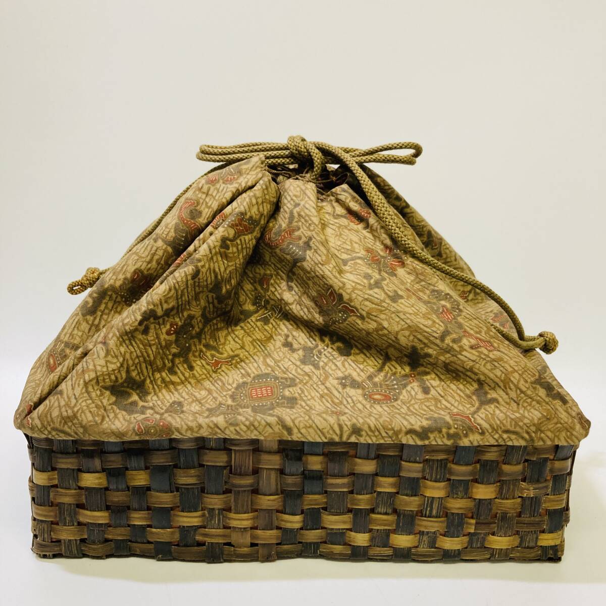 竹編み 籠巾着 古布 茶道具 竹細工 古道具 レトロ 和装小物 時代布 茶籠 収納籠 骨董 和モダン NC2383E拍卖
