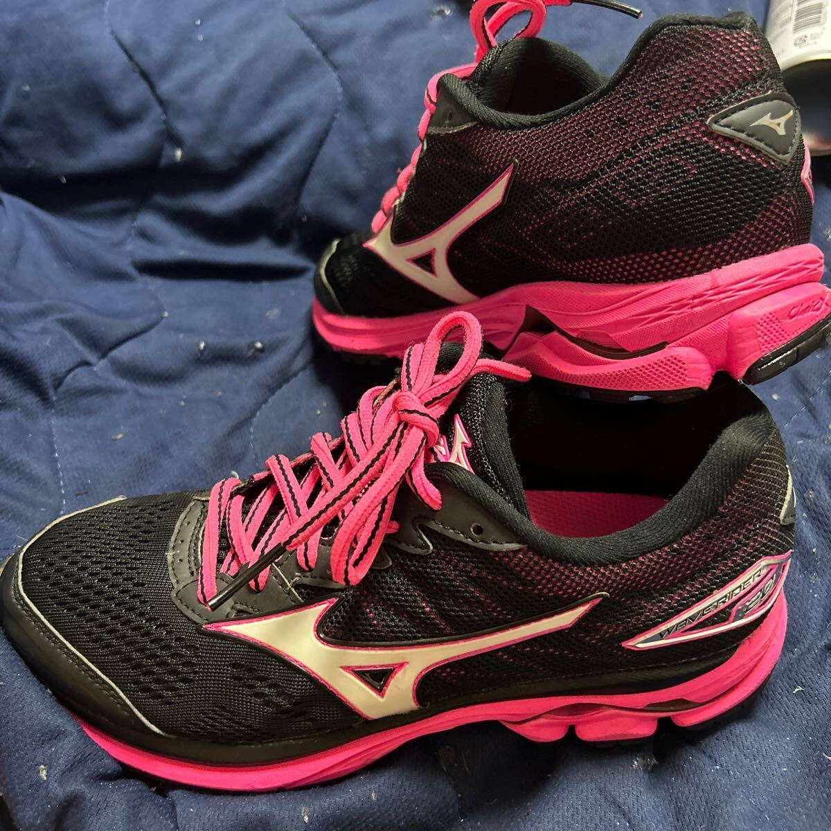 新品同様!1回のみ着用 ミズノ 軽量ランニングシューズ ウェーブライダー20 23.5㎝定価13299円 送料全国600円拍卖