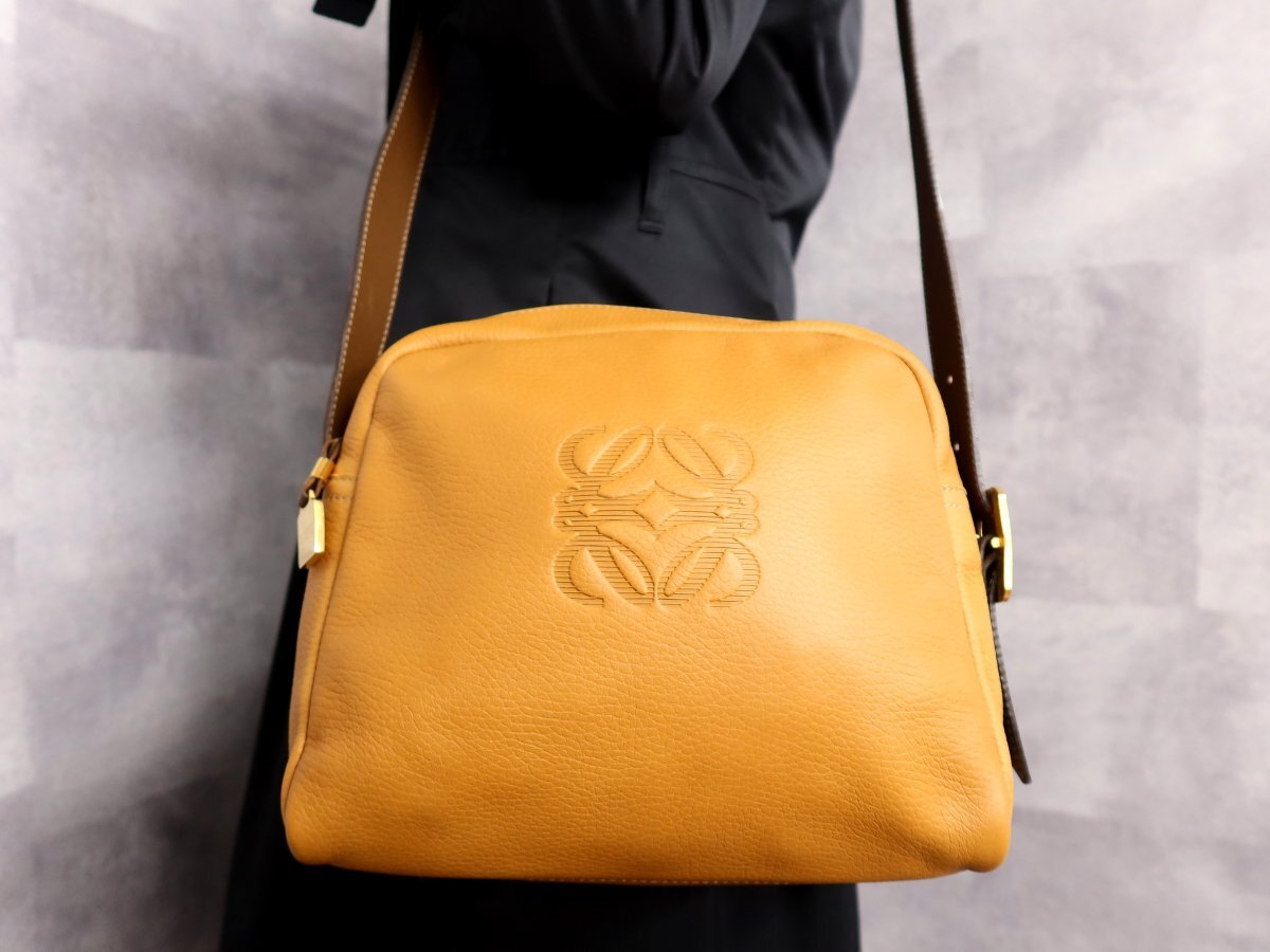 ●超美品●LOEWE ロエベ●アナグラム●ロゴ型押し●カーフ レザー 本革●ショルダー バッグ●ゴールデンイエロー 茶●G金具●収納●Js61860拍卖