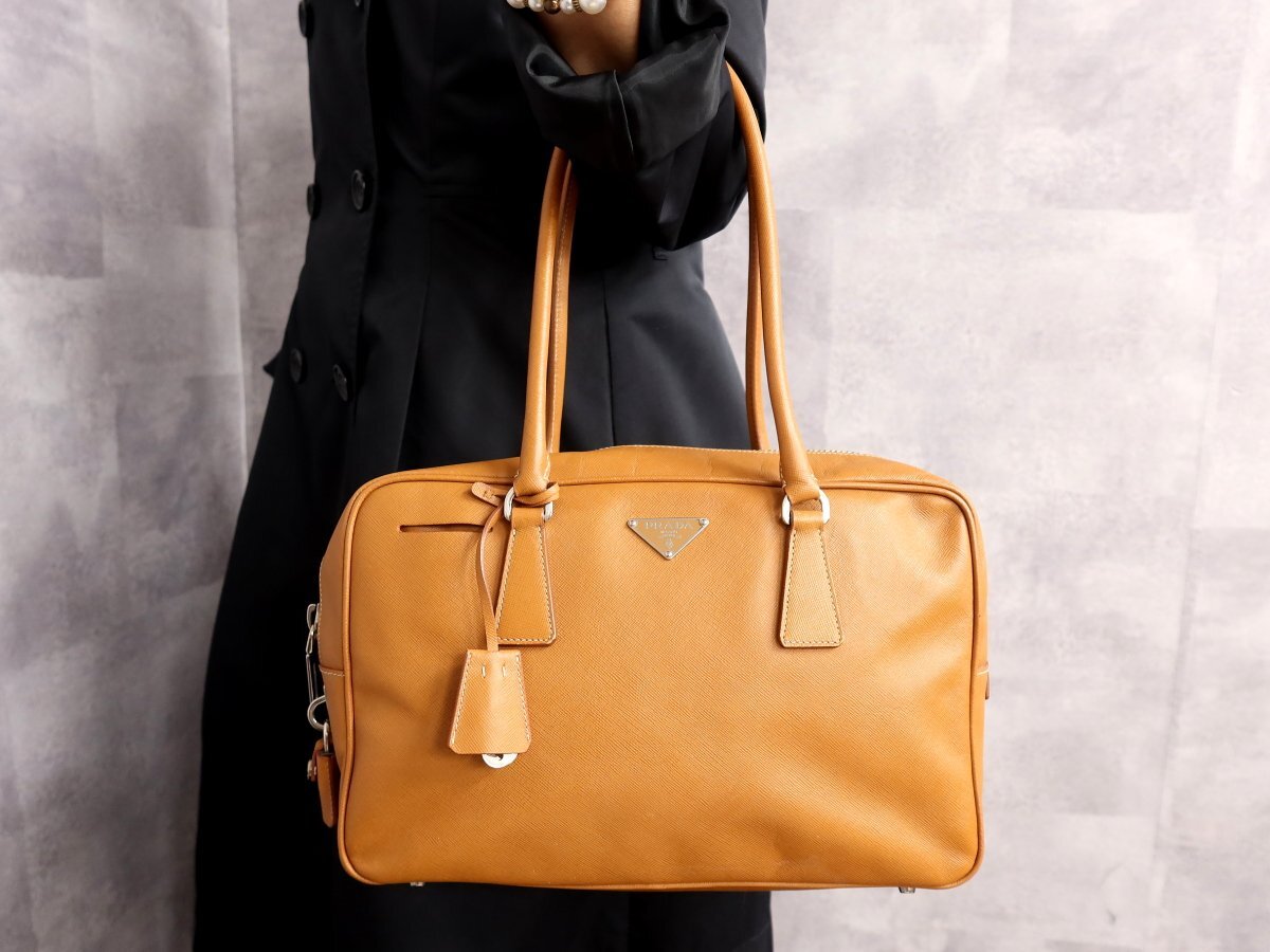 ●超美品●PRADA プラダ●三角ロゴプレート●サフィアーノ レザー 本革●トート バッグ●キャメル●シルバー金具●B5 収納 かばん●Js61896拍卖