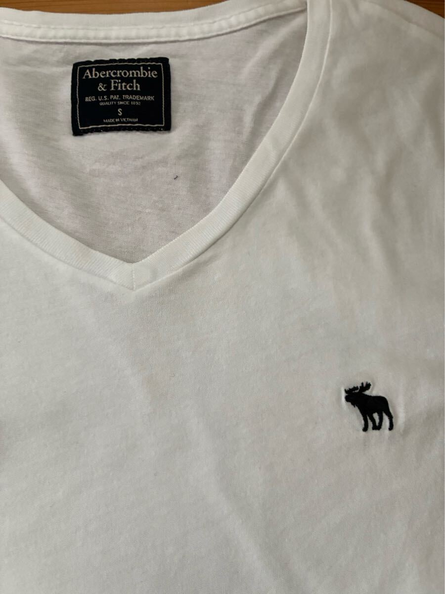 送料込み!! Abercrombie&FITCH ワンポイント  Tシャツ 白 Sサイズ アバクロ  半袖Tシャツ ホワイト アメカジ Vネック拍卖