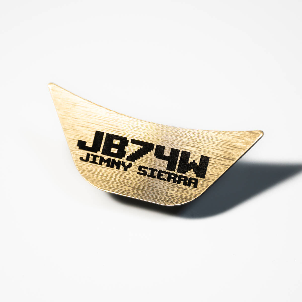 スズキ ジムニーシエラ(JB74W)用 ステアリングロゴプレート アンティークゴールド拍卖