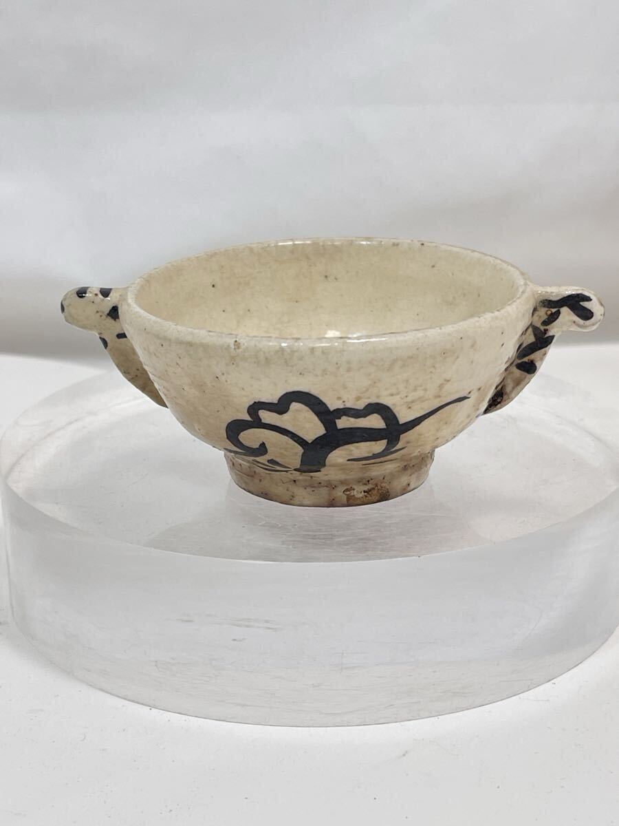 【B206】白釉 鐵絵 花紋 耳付盃 色絵 茶盃 茶盞 湯呑み 茶器 茶道具 賞物 置物 時代物 中国古美術拍卖