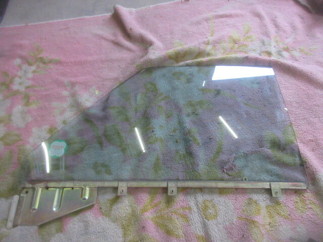 ★R7A9323 620 ダットサン 純正左フロントドアガラス ダットラ 修理やストック等に拍卖