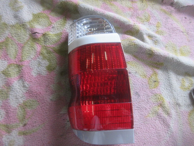 ★R7Y243 VCH10W グランドハイエース 純正左テール コイト26-98 磨き済み 綺麗 修理やストック等に拍卖