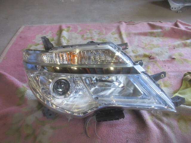 ★R7Y249 HFC26 セレナ 純正右ヘッドライト LED 点灯確認済 修理やストック等に拍卖