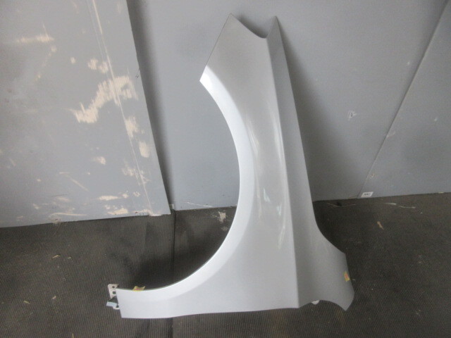 ★R7Y279 ベンツA180 純正左フェンダー DBA-176042 綺麗 修理やストック等に拍卖