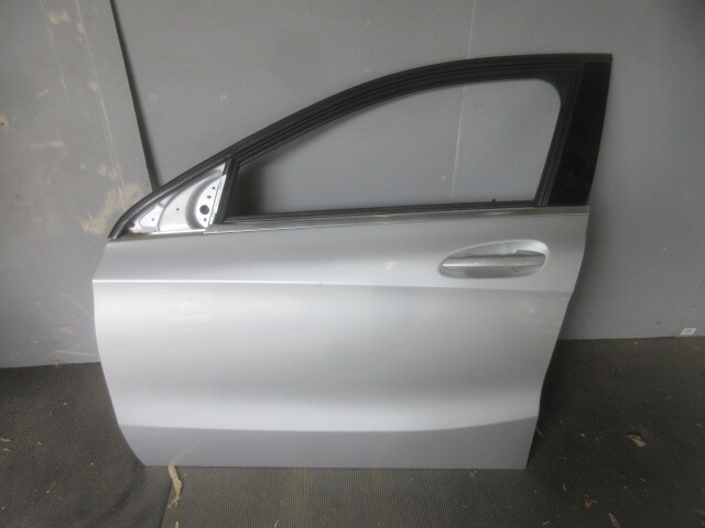 ★R7Y282 ベンツA180 純正左フロントドア DBA-176042 修理やストック等に拍卖