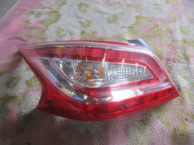 ★R7Y366 L33 ティアナ 純正左テール コイト220-17791 点灯確認済 修理やストック等に拍卖