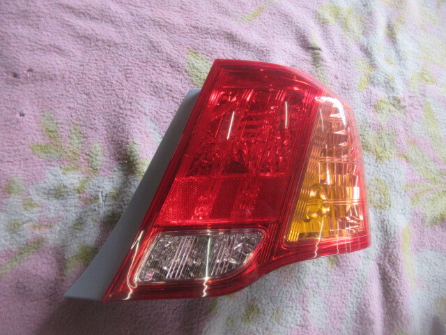 ★R7A9441 NZE141 アクシオ 純正右テール コイト12-512 磨き済み 綺麗 修理やストック等に拍卖
