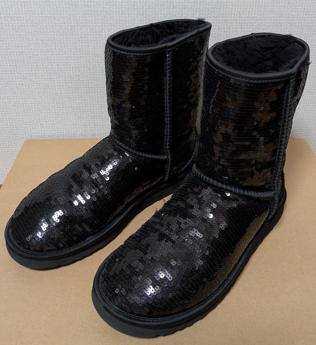 美品 UGGアグ 25cm クラシックショートムートンブーツ 黒スパークルズ スパンコール拍卖