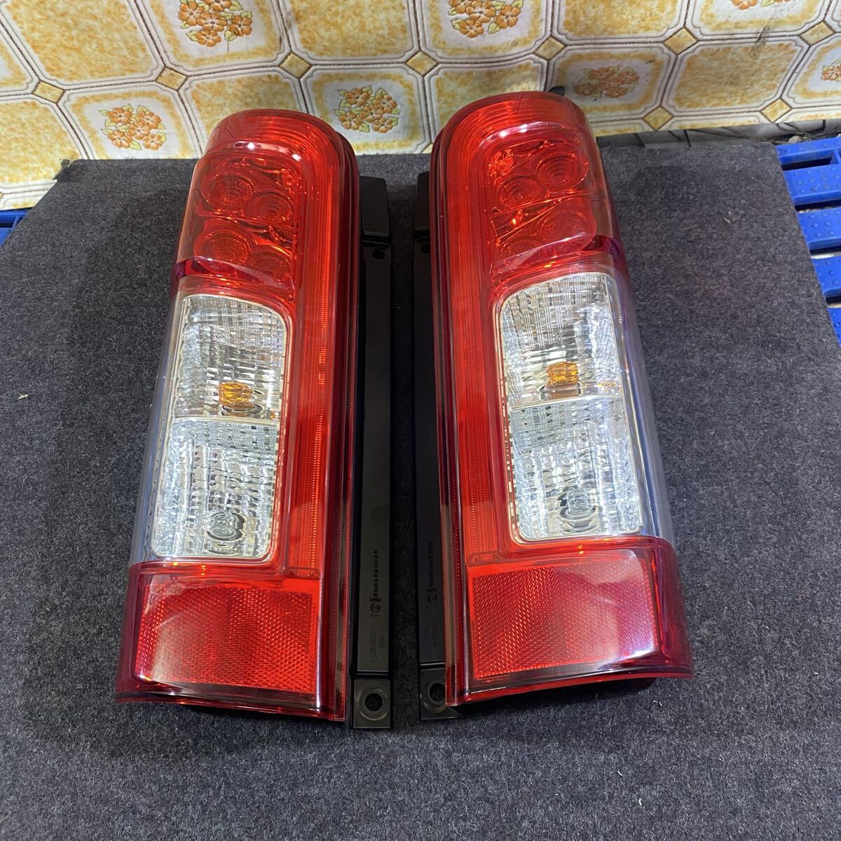 キャラバン E26 NV350《VR2E26》右左セット テールライト テールランプ 右テールランプ 左テールランプ 後期 動作確認OK  13-10-25拍卖