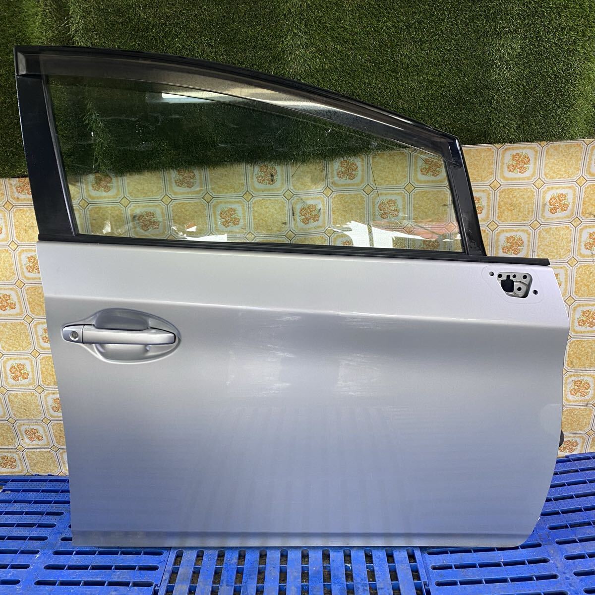 プリウス PRIUS 30 《ZVW30》右フロントドア 右ドア フロントドア ドア Fドア 右 R 20-10-25 《色 1F7》拍卖
